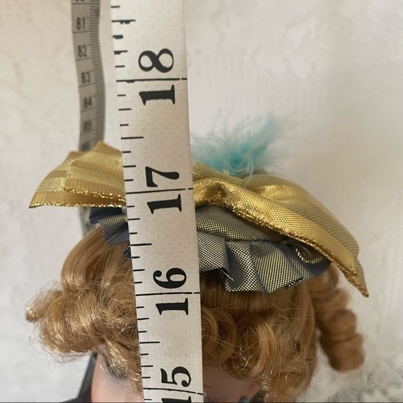 Elegant Doll with detailed Dress - Picture 8 of 10